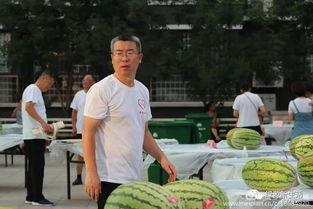 校园楼下大型吃瓜现场,揭秘校园热点事件背后的真相
